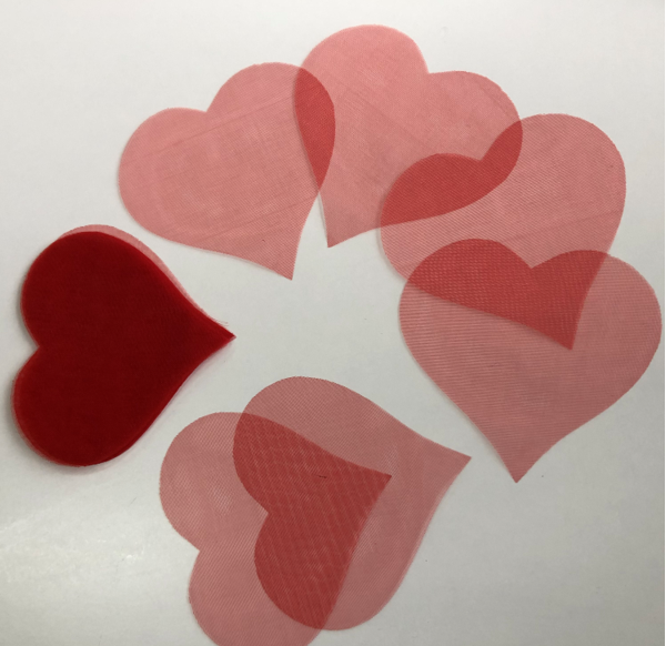 50 cœurs rouges en organza